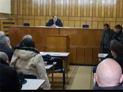 В импровизиран съд се превърна извънредното заседание на общинския съвет в Исперих.
СНИМКИ: АВТОРЪТ
