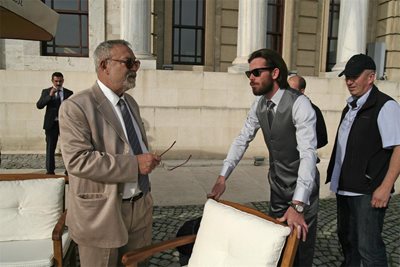 Явор (вдясно) е в сцена с Мехмет Юлай, докато двамата снимат
в Турция  “Под прикритие”.
