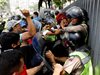 Над 50 души са ранени при протест във Венецуела (снимки)