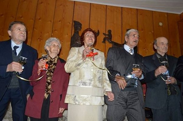 Величка и Христо (втори от ляво на дясно) празнуват с още 6 семейства дълъг брачен живот
