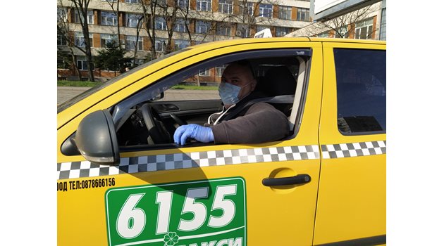 Таксиметровият шофьор Димитър Попов е с маска и ръкавици, но се оплаква, че няма клиенти.
