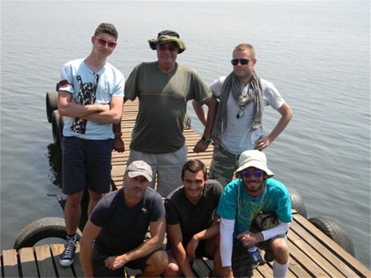 Тодор Георгиев, Христо Пимпирев, Георги Милков, Георги Тошев, Юлиан Костов и Явор се снимат в Африка.