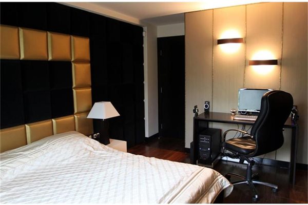 Това е мръснишката стая за гости, която има обща стена с хола и е изолирана с възглавнички. Там се намира и компютърният кът на Любо.