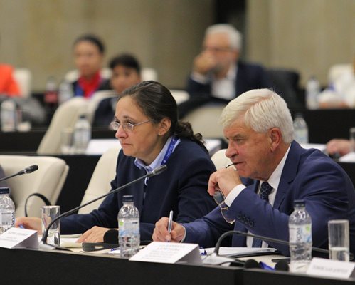 Здравният министър Кирил Ананиев и зам.-министър Жени Начева, която водеше дискусията, изясняват плюсовете и минусите на двете концепции.