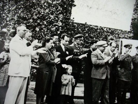 Митинг след 9 септември 1944 г., на който присъства и момиченцето Мария-Роза.
