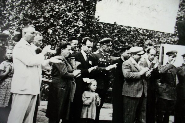 Митинг след 9 септември 1944 г., на който присъства и момиченцето Мария-Роза.
