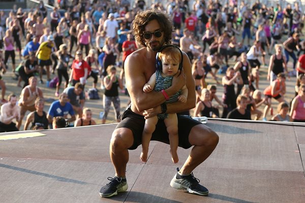 Джо Уикс гушка племенника си Оскар през 2017 г., когато се опита да постави рекорд в Хайд Парк по най-голяма тренировка на открито.