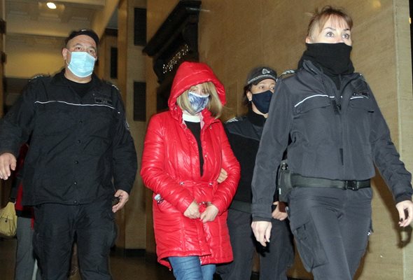 Съпругата на резидента Галина Илиева пристига в съда под конвой.
