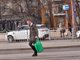 Хекимян със зелена торба на пазар