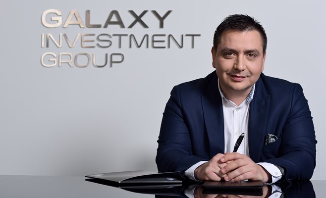 Константин Бояджиев е изпълнителен директор на „Галакси Инвестмънт Груп“ ООД от началото на 2016 г. В екипа на компанията е от 18 години, през които е участвал в мениджмънта, отговорен за развитието на продажбите и маркетинга. Завършил е „Международен бизнес“ в САЩ през 2005 г.