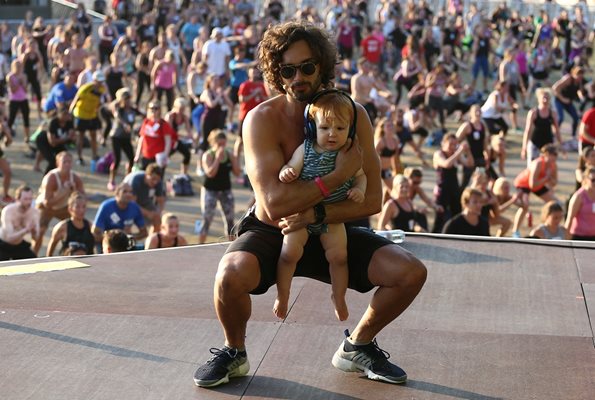 Джо Уикс гушка племенника си Оскар през 2017 г., когато се опита да постави рекорд в Хайд Парк по най-голяма тренировка на открито.