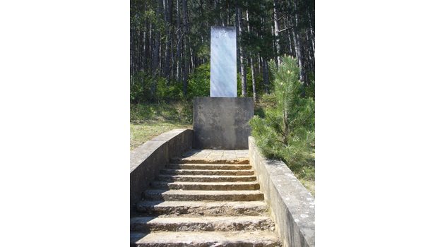 Паметникът на загиналите във войните между 1912 и 1945 г. мъже от село Мрамор, построен през 1976 г. от Императора..
