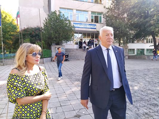 Здравко Димитров и съпругата му Миглена пред сградата на училището.