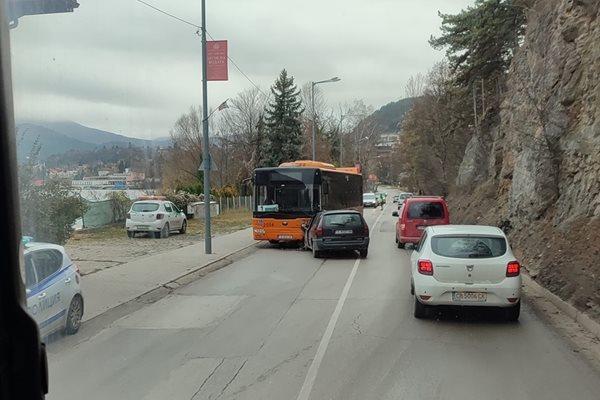 Автобус и лека кола се удариха челно в района на „Панчарево” СНИМКА: Фейсбук/Катастрофи в София