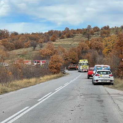 С часове продължи операцията по изваждането на катастрофиралия край Свиленград автобус.