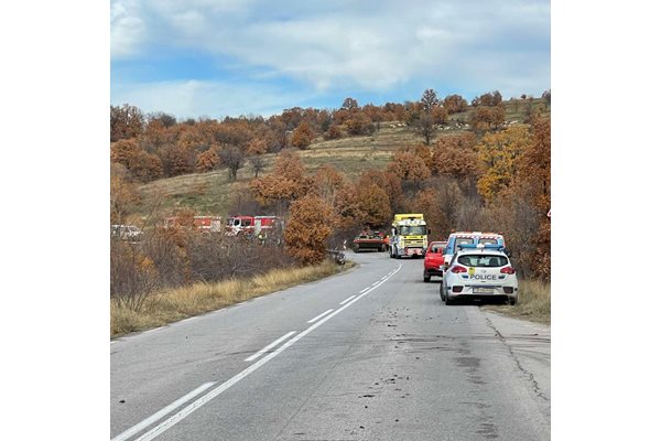 С часове продължи операцията по изваждането на катастрофиралия край Свиленград автобус.