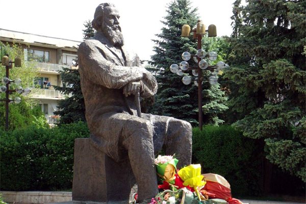 Паметникът на Димитър Благоев-Дядото в Благоевград