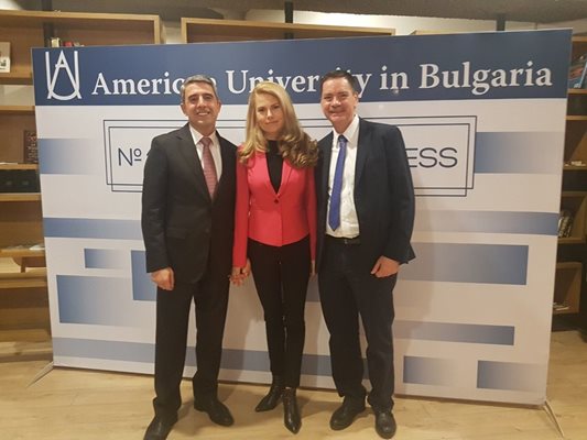 С президента на Американския университет в България д-р Стивън Съливан при обявяването на дарението от Росен и Деси Плевнелиеви - годишна стипендия за социална отговорност.