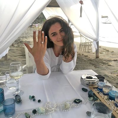 Мартина показа годежния пръстен веднага след като каза "да"

