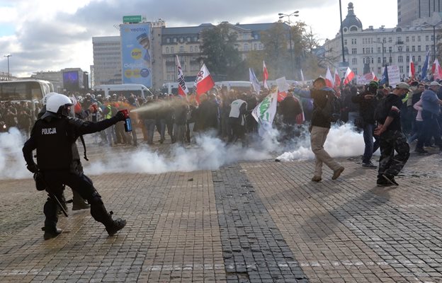 Полицаи разпръскват със сълзотворен газ протест в полската столица Варшава срещу новите ограничения, въведени за овладяване на заразата.