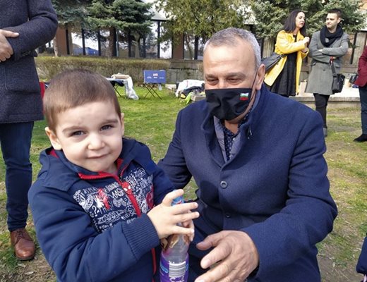 Александър Държиков с 3-годишния си внук Адриан. Снимка: 24plovdiv.bg