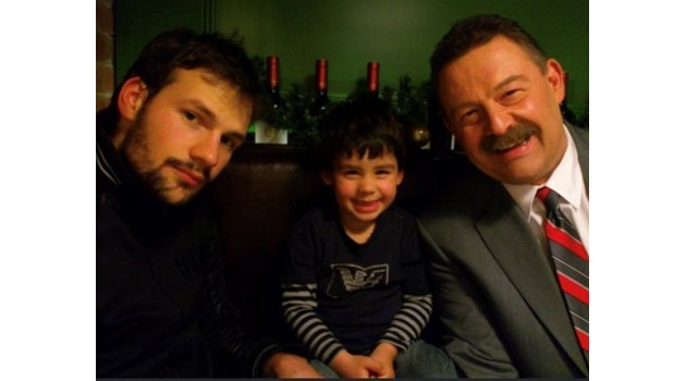 Усмихнат, Цонев позира със сина си Димитър и внучето Яни