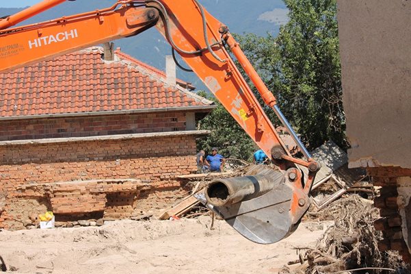 Продължава полагането на тръби за водопроводната мрежа в пострадалите карловски села.