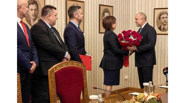 Лидерката на БСП Корнелия Нинова получи голям букет с червени рози от държавния глава Румен Радев