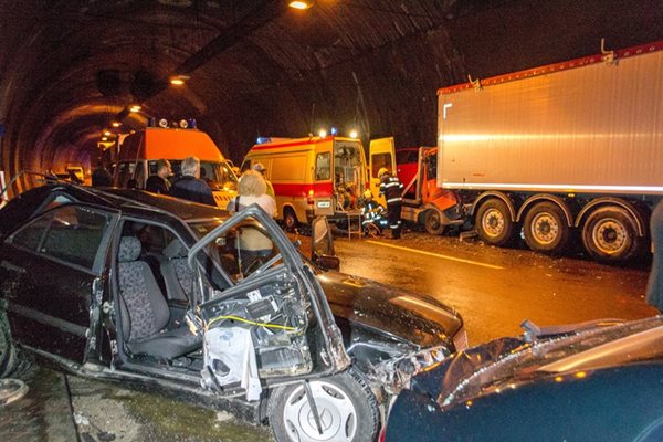 Една от десетките размазани коли в тунела. Пътни полицаи обясниха, че е напълно вероятно автомобилите да се окажат повече от 50, както пострадалите повече от 10. СНИМКИ: BOTEVGRAD.COM