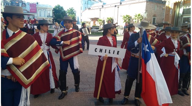 Участниците от Чили също се включиха в шествието.