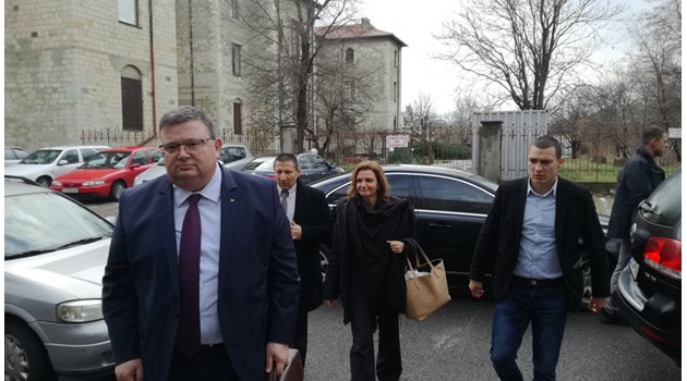 Главният прокурор Сотир Цацаров току-що пристигна в Кърджали Снимка: Ненко Станев