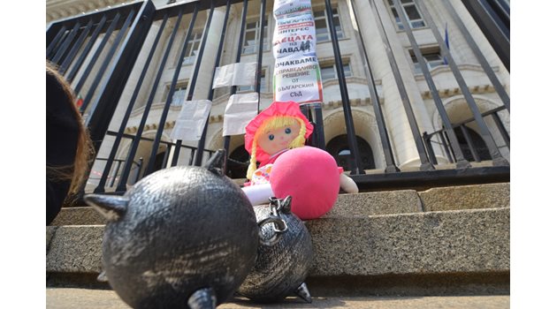 Докато в Софийския апелативен съд вървеше дело, граждани протестираха пред Съдебната палата в подкрепа на бащата. Те поставиха на стълбите кукла.