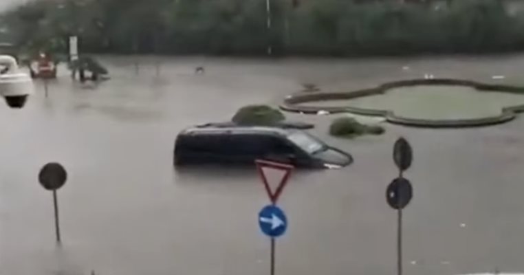 Заради наводнения, причинени от проливни дъждове през последните седмици на средиземноморското крайбрежие, крайната сума през 2022 г. вероятно ще надхвърли повече от 720 милиона евро
Кадър: YouTube/APOCALYPSE NEWS