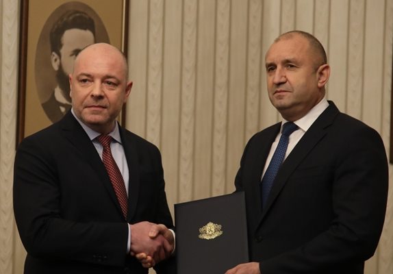 Проф. Николай Габровски получава папката от президента с първия проучвателен мандат.