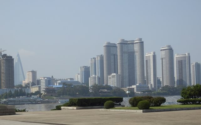 Изглед от Пхенян, където кипи голямо строителство.