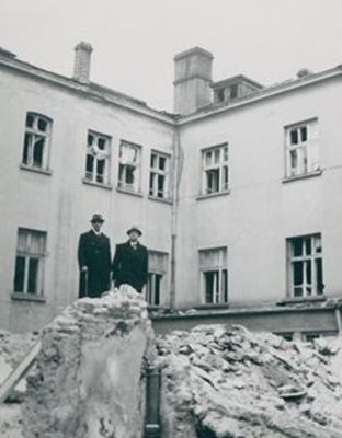 Иван Иванов пред  разрушената от  бомбардировките  сграда на Столична община на ул. “Гурко”