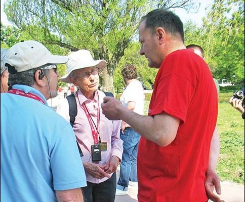 Михаил Миков разговаря с американски туристи във Видин. СНИМКИ: АВТОРЪТ