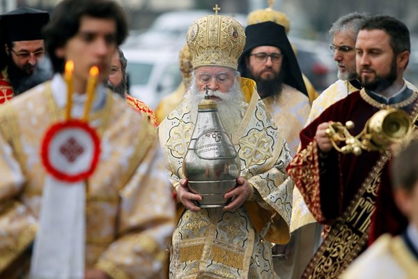 На Велики четвъртък патриарх Неофит благослови мирото и го отнесе в сградата на Светия синод