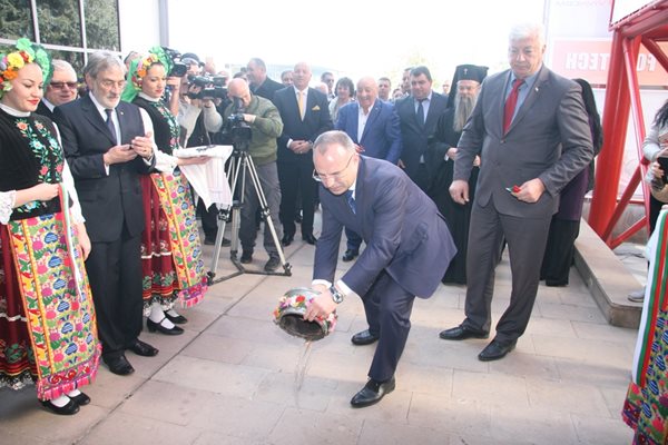 Министър Порожанов лисна менче при откриване на изложбите