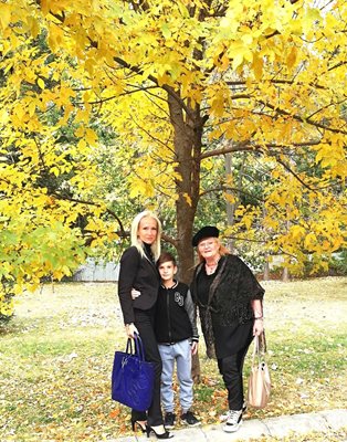 Галя Александрова с дъщеря си Александрина и Пламен. СНИМКИ: ЛИЧЕН АРХИВ
