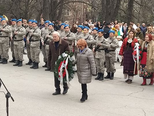 Поднасят цветя на паметника