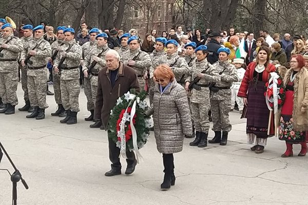 Поднасят цветя на паметника