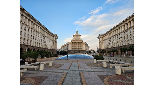 Новият сезон на парламента започна в сградата на бившия партиен дом.