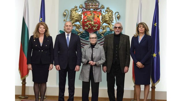 Радев удостои с Почетен знак на президента актрисата Цветана Манева
Снимка; Юлиан Славчев