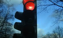 Украинска шофьорка премина на червен светофар, опита да подкупи полицаи