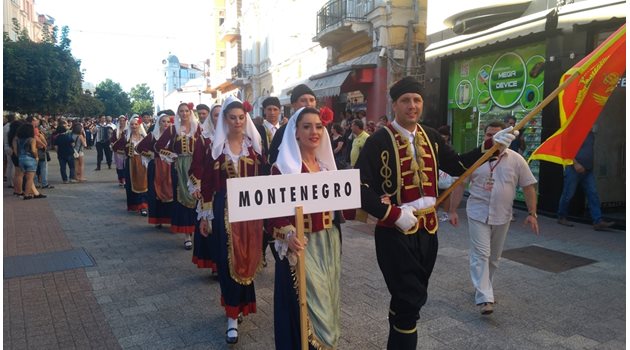 Много ни е горещо с тези носии, оплакаха се танцьорите от Черна гора.