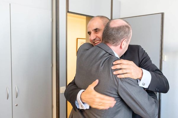 Най-вероятният бъдещ шеф на ЕК Манфред Вебер поздравява с прегръдка Цветанов за новата му позиция.