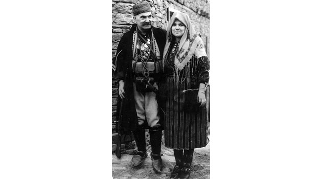 Григор Вачков като Постол войвода и дъщеря му Мартина в ролята на Ламбийка