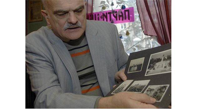 ОТ БАЩА НА СИН: Професор Румен Нейков разглежда семеен албум със снимки на баща си архитект Любен Нейков.