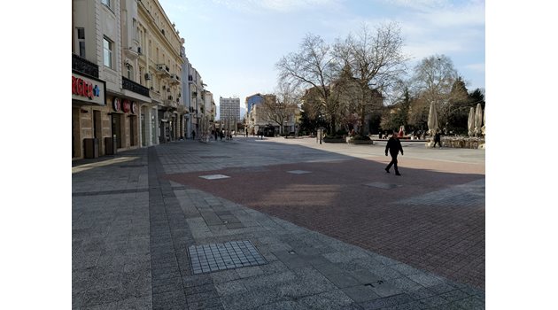 Преди обяд Главната улица на Пловдив е празна. Тук-там минават хора. Снимки: Авторът